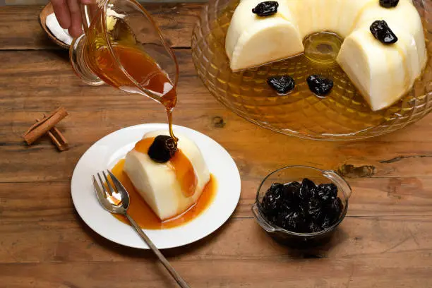 the syrup is poured into a slice on a plate on a wooden base