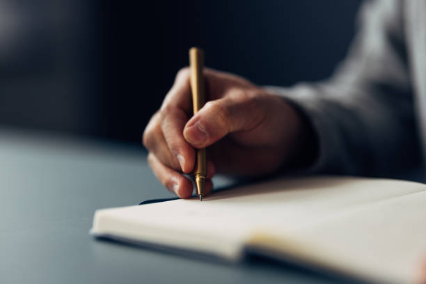 fotografii de stoc, fotografii și imagini scutite de redevențe cu prim-plan al scrisului de mână în notebook cu stilou de lux, concentrați-vă pe scris - agendă