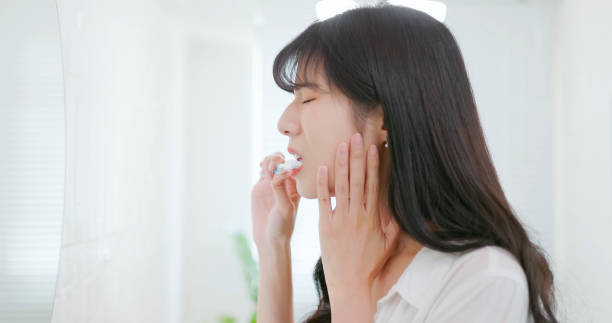 asian woman feels tooth ache - brushing teeth healthcare and medicine cleaning distraught 뉴스 사진 이미지