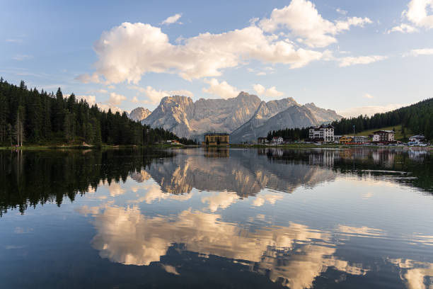 lago di misurina - belluno veneto european alps lake fotografías e imágenes de stock