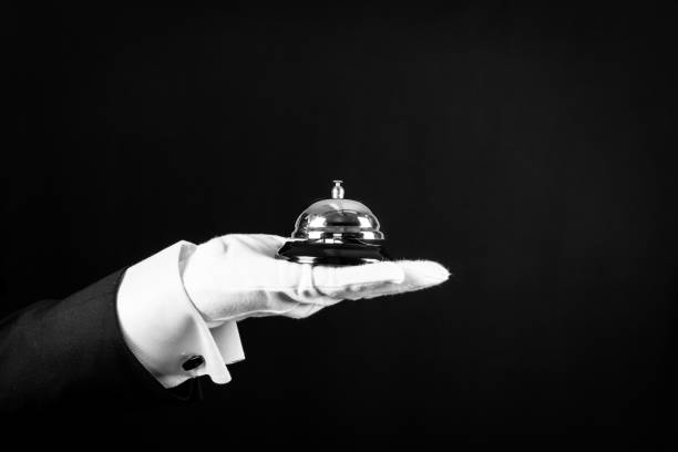 kamerdyner trzymający srebrny dzwonek - silver platter concierge waiter butler zdjęcia i obrazy z banku zdjęć