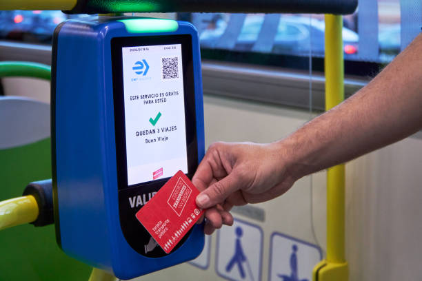 pasajero que utiliza la tarjeta múltiple en el autobús de madrid como billete - pay as you go fotografías e imágenes de stock