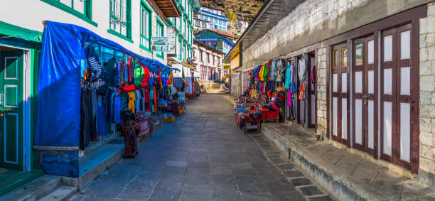 népal namche bazar rues en pierre, salons de thé et boutiques colorées panorama - namche bazaar photos et images de collection