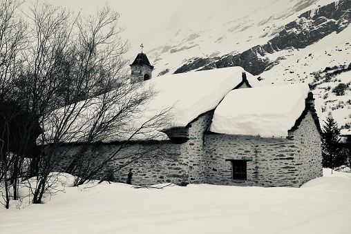 Chapelle sous la neige en Maurienne