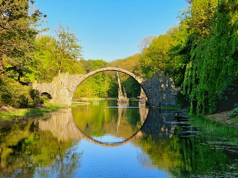 Wasserspiegelung Rakotzbrücke im Kromlauer Park mit Basaltsäule in Sachsen
