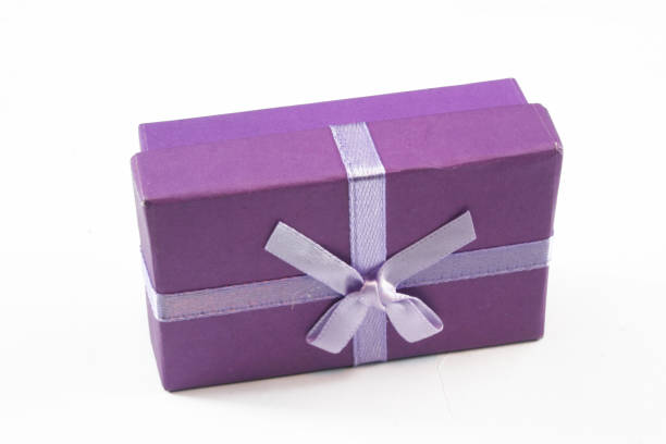 Decorazione della confezione regalo viola - foto stock