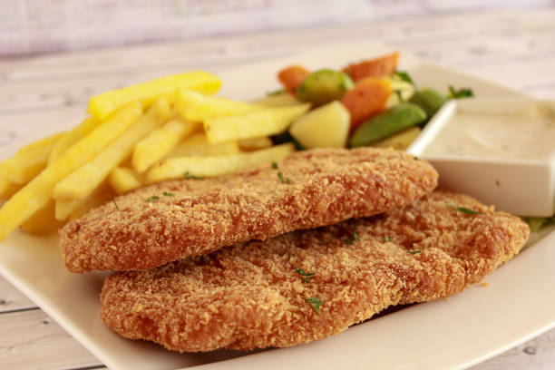 escalope z kurczaka z frytkami, surówką i dipem podawany w daniu odosobnionym na stole z widokiem na arabski fastfood - cutlet schnitzel french fries scaloppini zdjęcia i obrazy z banku zdjęć