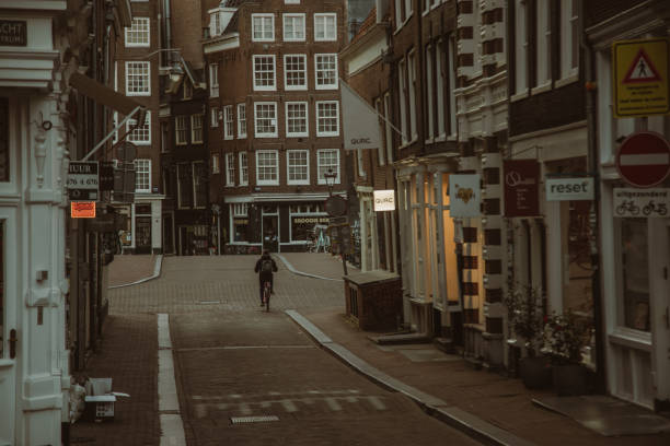 wczesna poranna cisza: nastrojowy widok na pustą ulicę amsterdam - cisza_ zdjęcia i obrazy z banku zdjęć