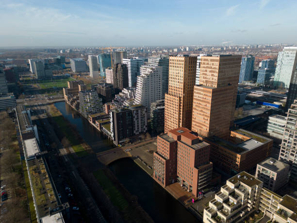 distrito financiero de ámsterdam, holanda - highway traffic aerial view netherlands fotografías e imágenes de stock