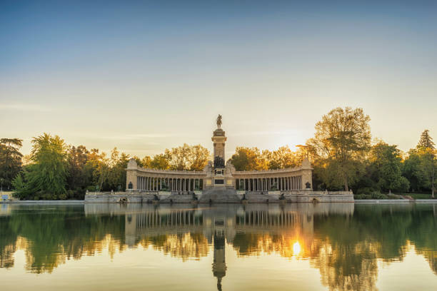 madrid spain, sunrise city skyline at el retiro park - madryt zdjęcia i obrazy z banku zdjęć