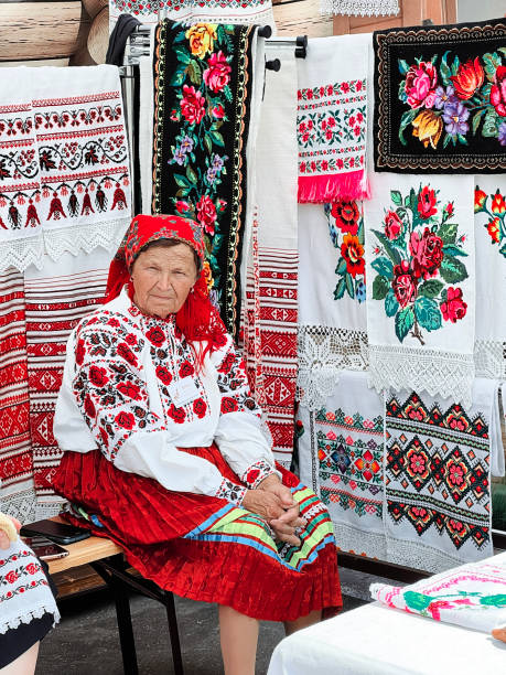 белорусская бабушка с этническим рукоделием - senior women senior adult bench flower стоковые фото и изображения