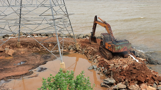 Protection of the beach area for the winter from flooding. Industrial construction equipment and machinery