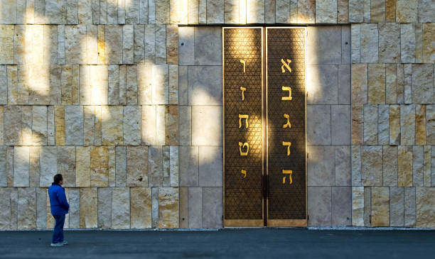 entrance of ohel-jakob-synagogue at st. jacobs square, munich, bavaria, germany, europe - synagogue judaism contemporary munich foto e immagini stock