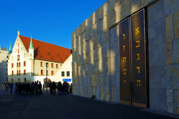 entrance of the main synagogue ohel jakob at st.-jakobs-platz in munich, bavaria, germany, europe - synagogue judaism contemporary munich foto e immagini stock
