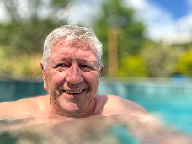 Senior Caucasian man selfie outdoors pool – zdjęcie