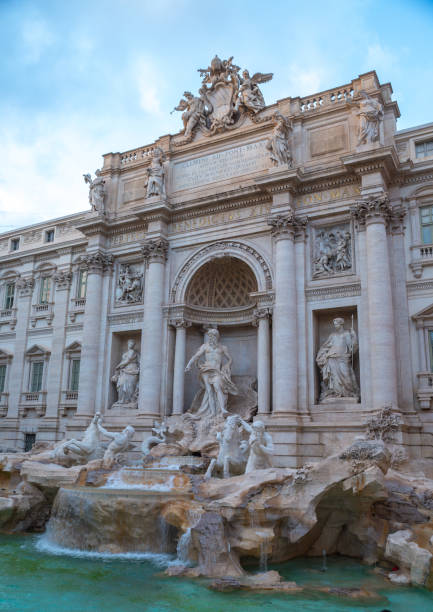 statue fontana di trevi, roma, italia - roman mythology travel destinations vertical trevi fountain foto e immagini stock