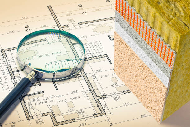 rivestimenti termoisolanti in lana di roccia per l'efficienza energetica degli edifici - concetto di controllo degli edifici energetici con fasi di lavoro, stratificazione dei materiali, permesso di costruzione residenziale e lente d'ingrandimento - heat dispersion foto e immagini stock