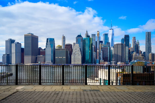 new york city lower manhattan skyline - brooklyn heights promenade stock-fotos und bilder