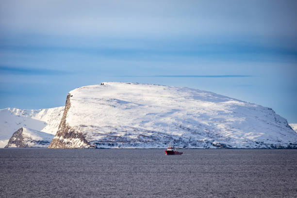 cloudy fjord landscape from northern norway. - hammerfest photos et images de collection