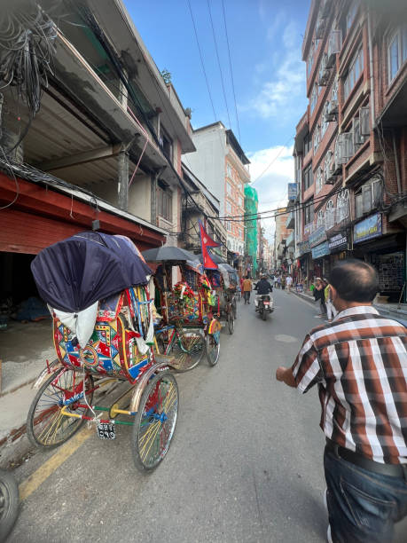 ulica nepalska w katmandu ludzie chodzą, a rowery są nadal pionowe ulice katmandu, nepal, czerwiec 2023 - wrzosowisko zdjęcia i obrazy z banku zdjęć