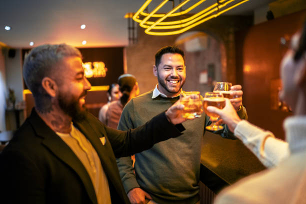 friends talking and toasting with drinks at bar - friendship relaxation cocktail nightclub zdjęcia i obrazy z banku zdjęć