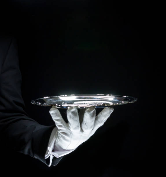 majordome tenant un plateau en argent - silver platter concierge waiter butler photos et images de collection