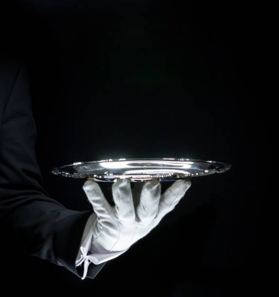 버틀러 홀딩 실버 트레이 - silver platter concierge waiter butler 뉴스 사진 이미지