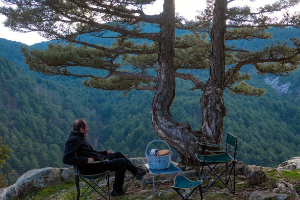 istock A couple picnicking in Mount Ida. Silence. 2043379925