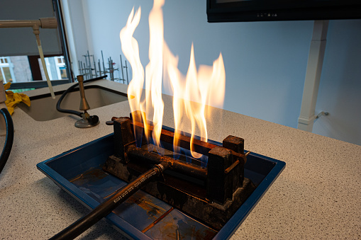 Heating of a large and connected small metal rod. During this experiment, the large metal is tightened. After cooling, the small rod breaks. Demonstrates the forces produced by thermal contraction.