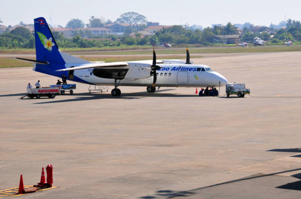 chiński xian ma-60, obsługiwany przez lao airlines, na płycie lotniska, odbierający ładunek, wattay international airport, wientian, laos - twin propeller zdjęcia i obrazy z banku zdjęć