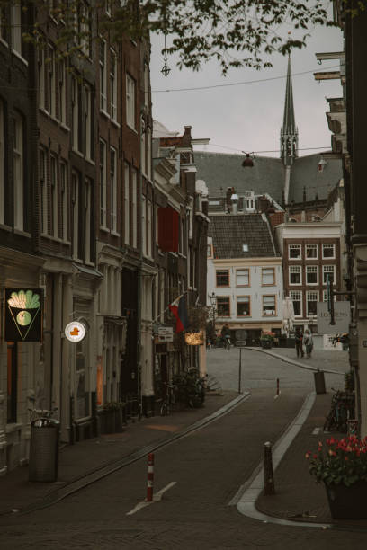 wczesna poranna cisza: nastrojowy widok na pustą ulicę amsterdam - cisza_ zdjęcia i obrazy z banku zdjęć