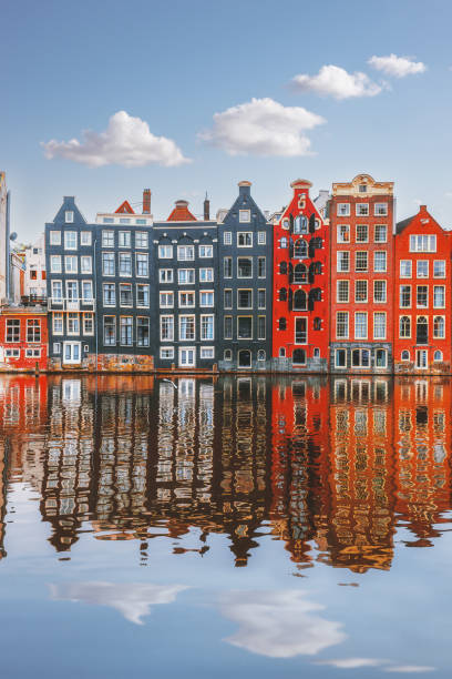 rumah khas belanda refleksi pada air kanal pada hari yang cerah - amsterdam foto potret stok, foto, & gambar bebas royalti