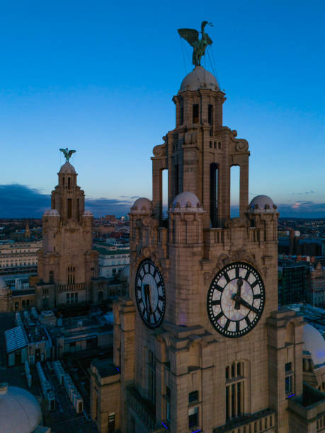 der uhrenturm des lebergebäudes bei sonnenuntergang - liverpool royal liver building clock tower building exterior stock-fotos und bilder