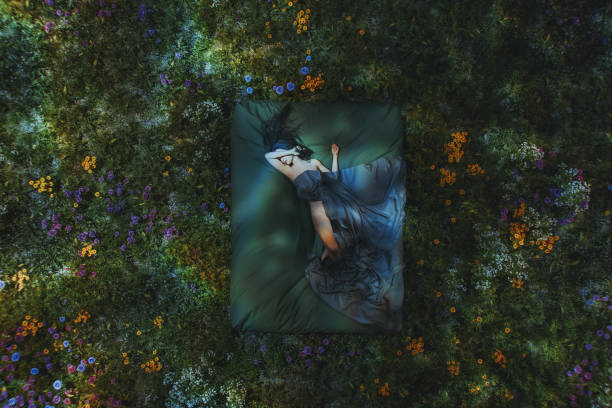 immagine onirica di una donna che dorme nel prato - ethereal foto e immagini stock