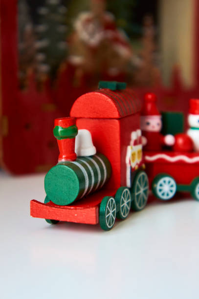 viaje festivo: tren de juguete con papá noel - workshop santa claus christmas north pole fotografías e imágenes de stock