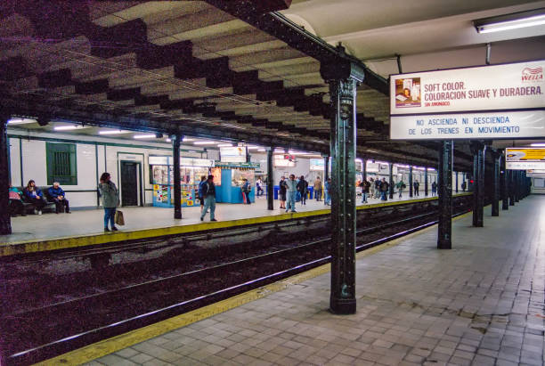 Platform in the Buenos Aires subway system in 1995