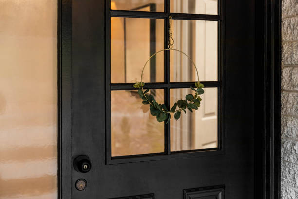 close-up of black door with minimalist decorative wreath - photography branch tree day imagens e fotografias de stock