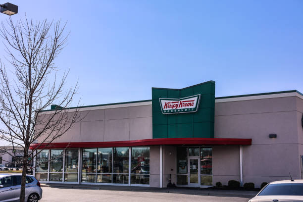 el exterior de una tienda de krispy kreme doughnuts - krispy kreme fotografías e imágenes de stock