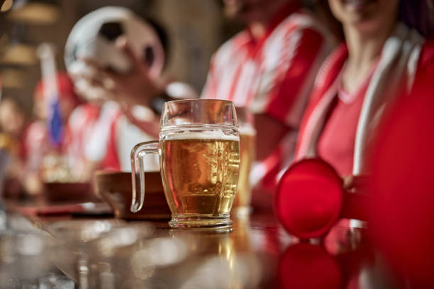 cold beer in a pub! - club soccer fotos imagens e fotografias de stock