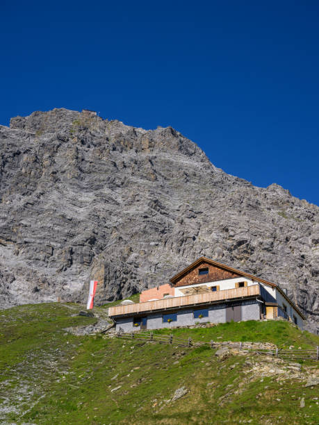 여름의 화창한 날에 sulden 근처의 ortler alps에있는 tabarettahuette - sulden 뉴스 사진 이미지