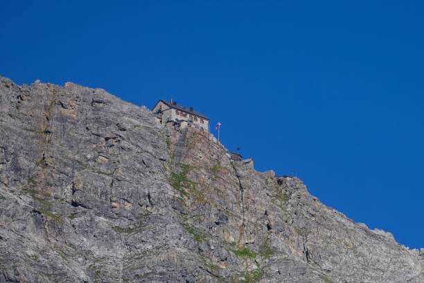 пайерхютте в ортлерских альпах недалеко от зульдена в солнечный летний день - sulden стоковые фото и изображения
