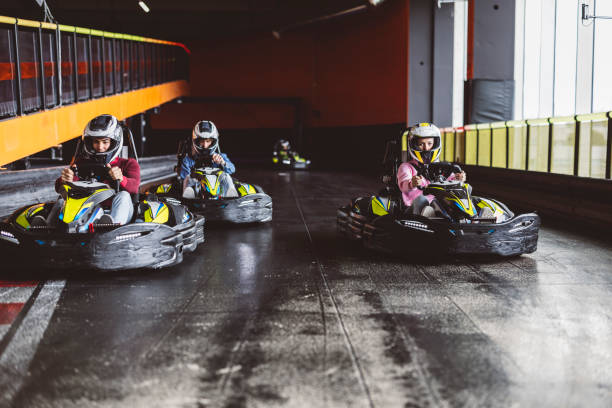 pilotos profissionais de kart vão para a pista para competir - go cart - fotografias e filmes do acervo