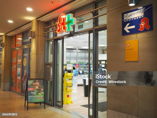 Offener Apothekeneingang Im Bahnhofsgebäude Mit Beleuchtetem Grünem Kreuz Stockfoto und mehr Bilder von Apotheke