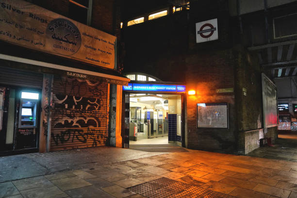 station de métro shepherd’s bush market, uxbridge rd, shepherd’s bush, london borough of hammersmith and fulham, west london, angleterre, royaume-uni, vue de nuit sur rue - uxbridge photos et images de collection