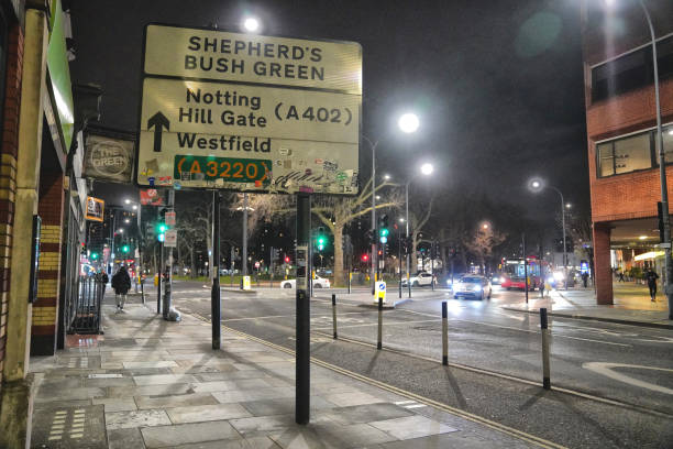 shepherd's bush road sign, notting hill gate, westfield directions, shepherd's bush green, london borough of hammersmith and fulham, 웨스트 런던, 잉글랜드, 영국, night street view - uxbridge 뉴스 사진 이미지