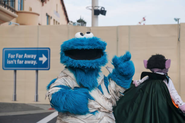 krümelmonster-parade in der sesamstraße in den universal studios, singapur - sesame street fotos stock-fotos und bilder