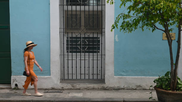 mujer explora el distrito histórico de una ciudad latinoamericana - people personal accessory town hat fotografías e imágenes de stock