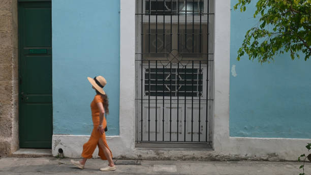 mujer explora el distrito histórico de una ciudad latinoamericana - people personal accessory town hat fotografías e imágenes de stock