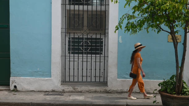mujer explora el distrito histórico de una ciudad latinoamericana - people personal accessory town hat fotografías e imágenes de stock