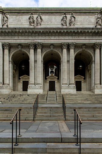 The New York Public Library is one of the most important libraries in the world and with more content in America. It is characterized by having a large number of books and being the setting for movies